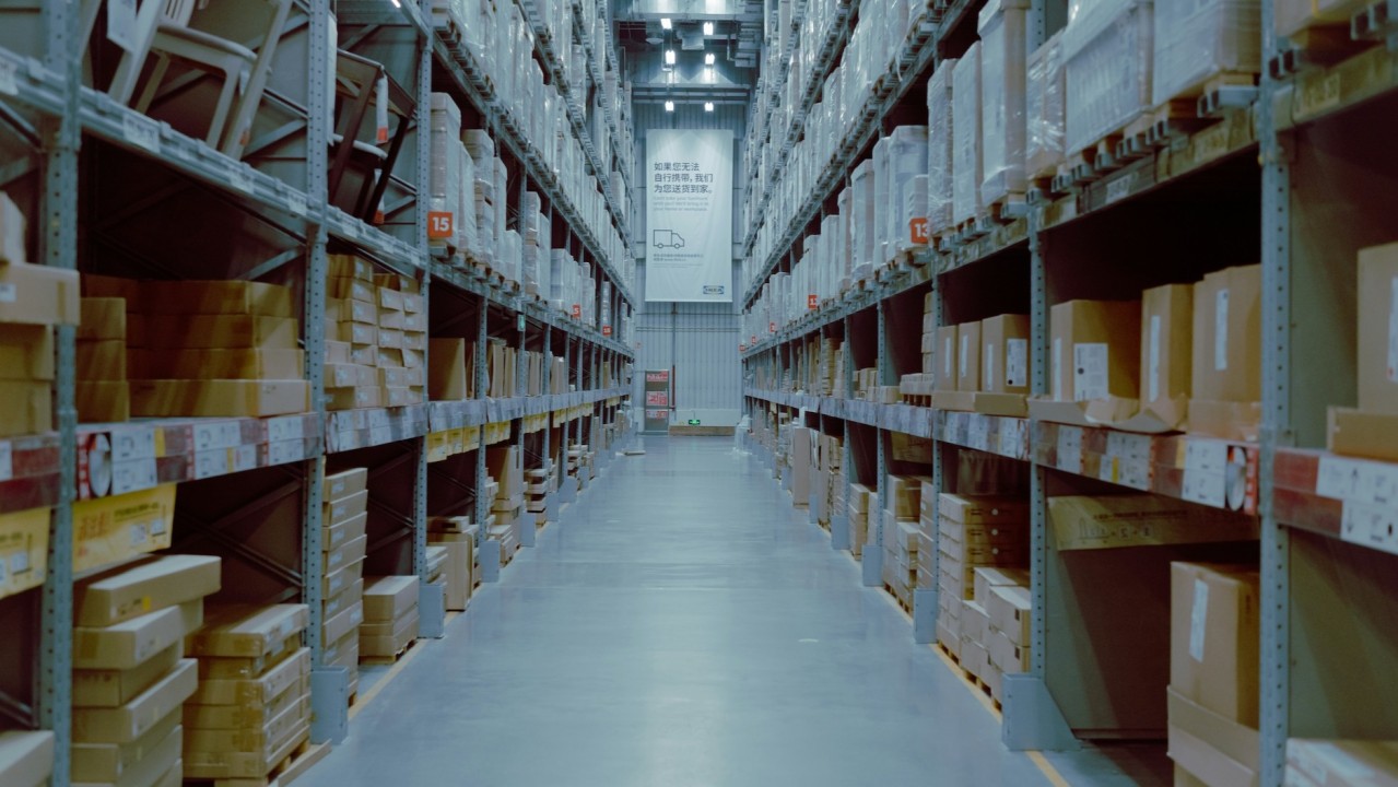 The Retailer Dilemma: Invest or Cut Amidst Chaos